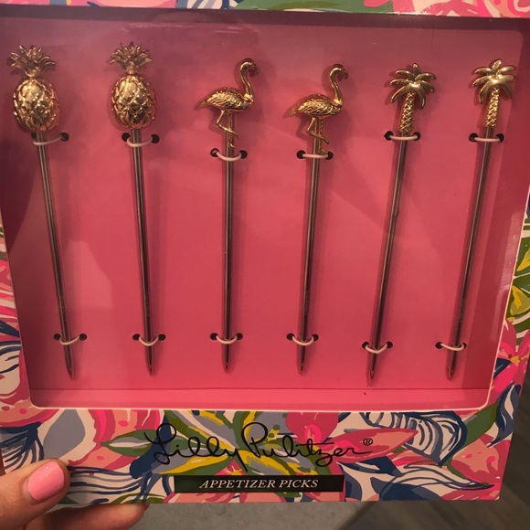 New Lilly Pulitzer picnic set + entertaining items - Picture 5 of 5